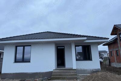 Casă cu 3 camere cu Teren 440 Mp în Central - 1