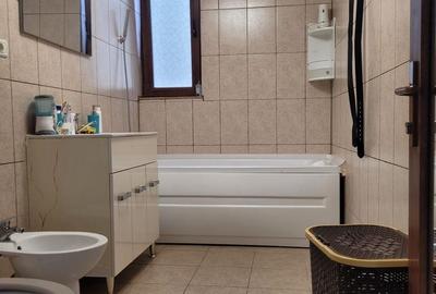 Casă individuală cu 5 camere cu Canalizare în Km 5 - 15