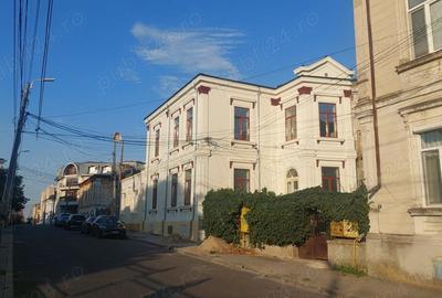 Casă cu 14 camere în Central - 1