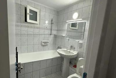 Apartament cu 3 camere semidecomandat, mobilat în Pantelimon