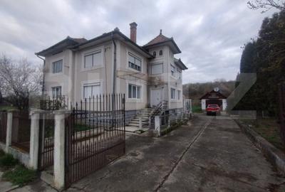 EXCLUSIVITATE! Casa 6 camere, 200 mp+10 ari teren, zona Galati Bistritei