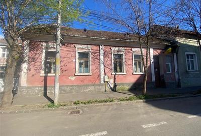 Casă cu 3 camere cu Teren 242 Mp în Central