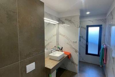 Casă cu 6 camere cu Teren 654 Mp în Central - 2