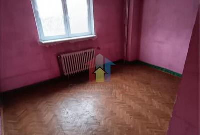 Apartament cu 4 camere decomandat în Călărași - 2
