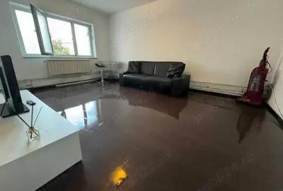 A 46 Proprietarul vinde in Bacau , Bistri?a Lac, etaj 1 , apartament confort 1 ,4 camere, - 2