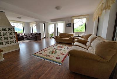 Vanzare domeniu deosebit, vila, anexe si teren cu livada de meri sub padure - 4