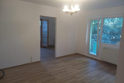 Apartament cu trei camere intr-o zona buna,partial renovat - 1