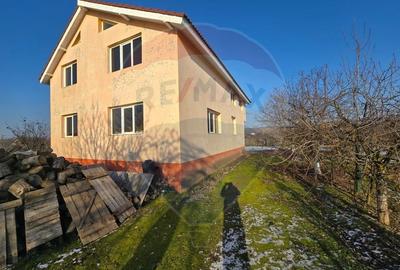 Casă cu 5 camere cu Teren 945 Mp în Brădești - 3