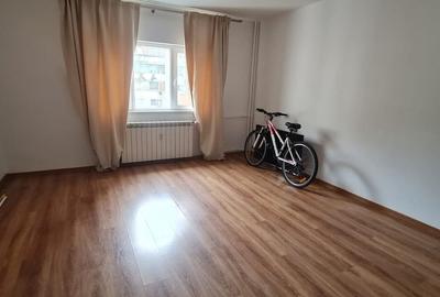 Apartament cu 3 camere decomandat în Decebal