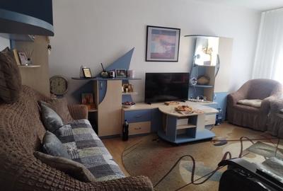 Apartament cu 3 camere decomandat, mobilat în Nicolina