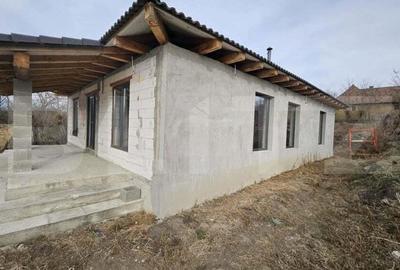 Casa individuala, cu 3 camere,140 mp,670 mp teren,Ghirbom - 1