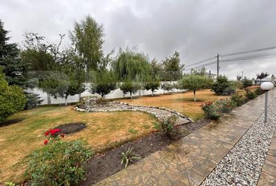 Casă cu 5 camere cu Teren 1600 Mp în Central - 1