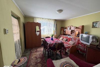Casă cu 4 camere în Sămăila
