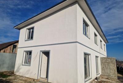Casă individuală cu 4 camere în Lumina