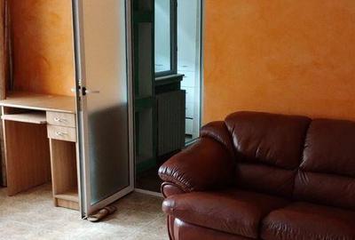 Apartament cu 3 camere semidecomandat, mobilat în Casa de Cultură