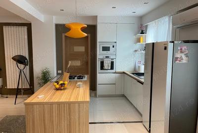 Apartament spatios de vanzare 3 camere Palazu Mare - 1