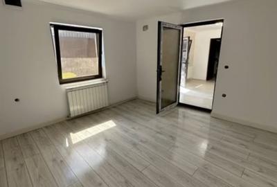 Casă de vânzare cu 2 dormitoare, 1 living, bucătărie, 1 baie cu jacuzzi și teras - 1