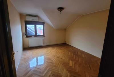 Casă cu 4 camere cu Teren 2001 Mp în Central - 2