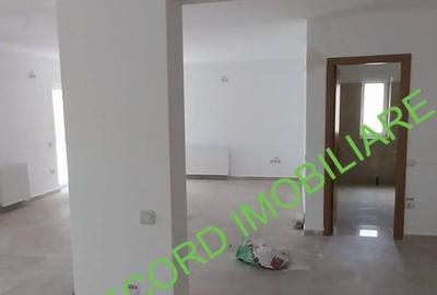 Spatiu comercial in CF, parter, 2 locuri parcare Finisat Floresti - 1