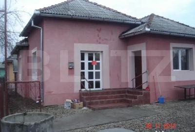 Casă cu 2 camere cu Teren 5600 Mp în Central