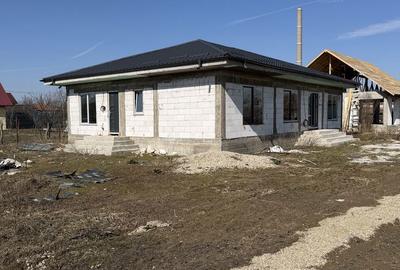 Casă cu 4 camere în Bradu