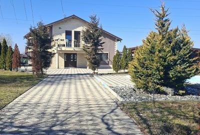 Casă cu 4 camere în Costi