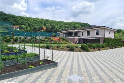 Casă cu 4 camere decomandat cu Teren 2000 Mp în Central - 1