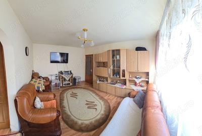 Apartament cu 3 camere semidecomandat în 9 Mai