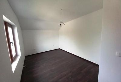 Casa 4 camere in duplex  la  Strejnic. - 6