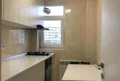 Garsonieră decomandată în Titan