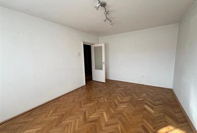 Apartament cu 4 camere decomandat în 1848 - 2