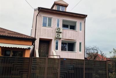 Casă cu 5 camere cu Canalizare în Central - 1