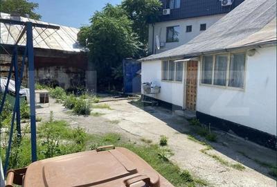 Casa de 2 camere cu teren de 215mp, utilitati, zona centrala