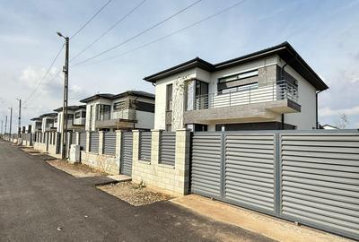 Casă cu 5 camere cu Teren 185900 Mp în Berceni