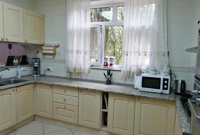 Duplex cu 7 camere cu Canalizare în Central - 33