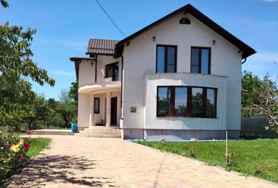 Casă cu 5 camere cu Teren 2200 Mp în Central - 2