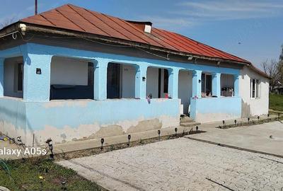Casă cu 2 camere cu Teren 1000 Mp în Central