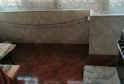 Apartament cu 4 camere decomandat în Găești - 8