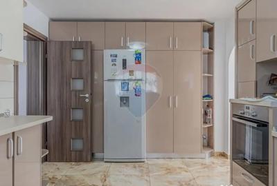 Casă cu 10 camere cu Teren 1074 Mp în Moieciu - 13