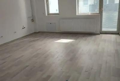 Apartament cu 3 camere semidecomandat în Exterior Vest