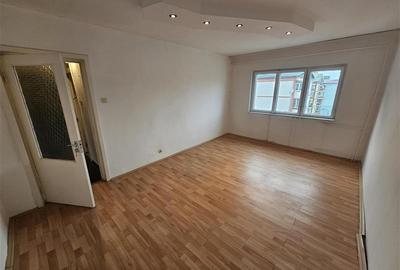 Apartament cu 3 camere decomandat în Micro IV - 12