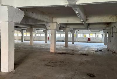 Spațiu comercial, de 2,600 mp, în Central - 4