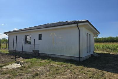 Casă individuală cu 4 camere cu Canalizare în Exterior Est