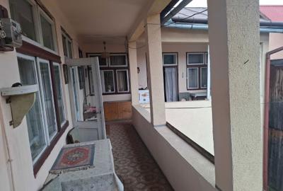Casă cu 4 camere decomandat în Central