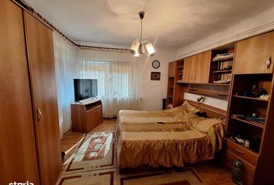 Casă cu 6 camere cu Teren 1000 Mp în Frumușani