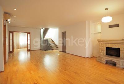 Vila nemobilata in complex cu piscina | 2 garaje - 5