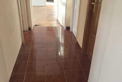 Apartament cu 3 camere semidecomandat în Central - 1