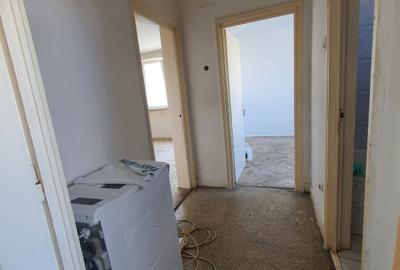 Apartament cu 3 camere semidecomandat în Mihai Bravu