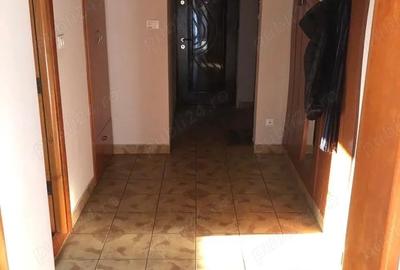 Apartament cu 3 camere decomandat în Km 4 - 2