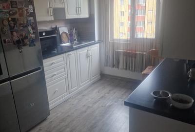 Apartament cu 3 camere semidecomandat în Central - 1